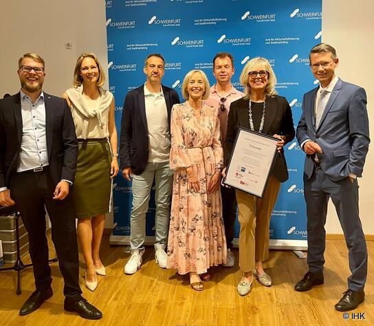 v.l.: Dr. Christian Seynstahl (IHK Würzburg-Schweinfurt), Angelika Winkler (HBE-Bezirksvorstand), Axel Schöll (2. HBE-Bezirksvorsitzender), Christina Hartmann (Robert Krick Verlag), Daniel Pesch (TV Mainfranken), Stefanie Grimm (Betty Friedel – exklusive Damenmode) und Oberbürgermeister Sebastian Remelé.