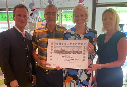 Besonderes Firmenjubiläum (v.l.): Dr. Manfred Gößl (Hauptgeschäftsführer IHK für München und Oberbayern), Seniorchef Ferdl Wiedemann, Geschäftsinhaberin Karin Wiedemann und HBE-Bezirksgeschäftsführerin Dr. Melanie Eykmann.