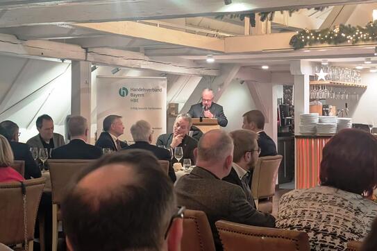 Jahresabschlussempfang: HBE-Bezirksvorsitzender Jürgen Oriold konnte wieder zahlreiche hochrangige Gäste begrüßen.