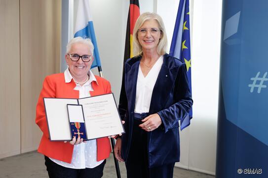 HBE-Bezirksvorsitzende Annemarie Rudel (l.) und Sozialministerin Ulrike Scharf (r.).