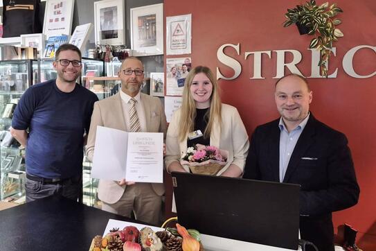 HBE-Bezirksgeschäftsführer Christian Spielvogel (2.v.l.) und Inhaber Christian Göttlinger (r.) bedanken sich bei Lara Glattki (2.v.r.) und Matthias Jelinek (l.) für ihren beherzten Einsatz.