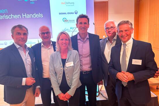 Teamwork (v. l.): Die Referenten Christian Hörmann (Cima) und Jürgen Stöhr (Signal Iduna), HBE-Bezirksgeschäftsführerin Dr. Melanie Eykmann, Referent Patrik Kühnen, HBE-Präsident Ernst Läuger und HBE-Hauptgeschäftsführer Wolfgang Puff.