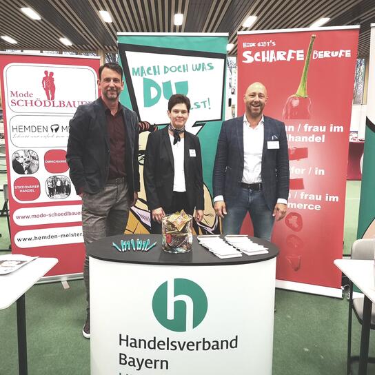 (v.l.): HBE-Ortsvorsitzender Peter Schödlbauer (Modehaus Schödlbauer), Maria Simon und Christian Spielvogel (beide HBE-Bezirk Oberpfalz/Niederbayern). 