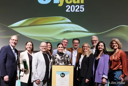 Begehrter Preis: C&A in München gewinnt in der Kategorie Fashion und ist Store of the Year 2025 (l. HDE-Hauptgeschäftsführer Stefan Genth.) 