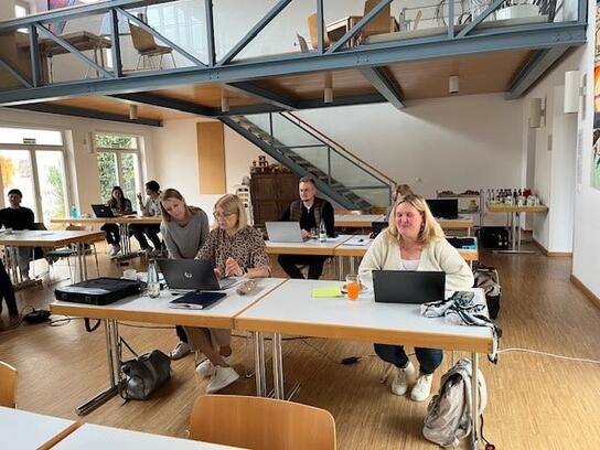 Texten mit ChatGPT: Teilnehmer des HBE-Seminars in Bayreuth.