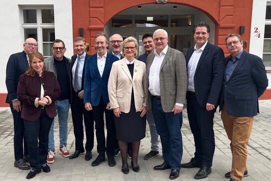 Gemeinsame Klausurtagung der Präsidien: HBE-Präsident Ernst Läuger (2.v.r.), DEHOGA-Bayern-Präsidentin Angela Inselkammer (4.v.r.), HBE-Hauptgeschäftsführer Wolfgang Puff (4.v.l.), DEHOGA-Bayern-Landesgeschäftsführer Dr. Thomas Geppert (r.),sowie die HBE-Vizepräsidenten Ralf Ludewig (l.) und Matthias Zwingel (5.v.r.).