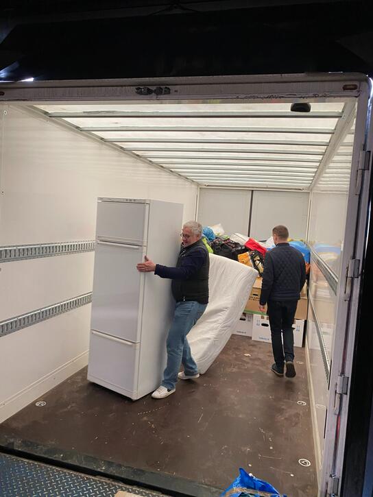 HBE-Präsident Ernst Läuger (vorne) beim Entladen des LKWs in Beresuranyi an der ungarisch-ukrainischen Grenze.