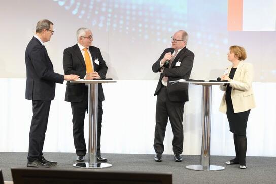 Diskussion (v.l. Moderator Prof. Dr. Joachim Wuermeling, HBE-Präsident Ernst Läuger, Stephan Kirchner (Vorstandsvorsitzender Sparkasse Bamberg) und Dr. Esther Wandel (Deutsche Bundesbank).