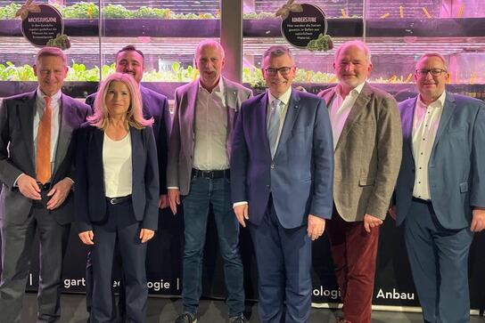 Meinungsaustausch über aktuelle Themen des bayerischen Einzelhandels (v.l.): HBE-Hauptgeschäftsführer Wolfgang Puff, Sabine Meissner (Media Saturn), Selcuk Sinar (Edeka Stadler + Honner Unterföhring), Hans-Jürgen Honner (Edeka Stadler + Honner), Staatskanzleichef Florian Herrmann, HBE-Vizepräsident Matthias Zwingel (Rewe) und Jörg Wagner (Edeka Coburg).