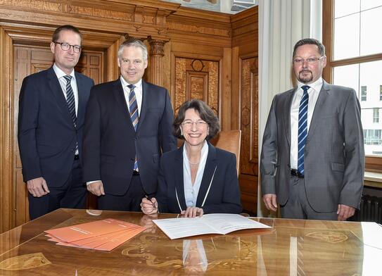 Verlängerung des Digitalisierungscoachings für den Ingolstädter Einzelhandel (v.l.): Prof. Dr. Georg Rosenfeld (Vorstand der IFG), Christian Lösel (Oberbürgermeister der Stadt Ingolstadt), Michaela Pichlbauer (Vorständin der Günther Rid Stiftung) und Thomas Deiser (Vorstand von IN -City).