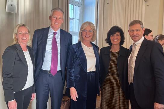 Stabübergabe (v.l.): HBE-Bezirksgeschäftsführerin Dr. Melanie Eykmann, Dr. Hans Dick (Präsident Landesarbeitsgericht Nürnberg), Arbeitsministerin Ulrike Scharf, Elfriede Kautnik (Präsidentin Arbeitsgericht München) und HBE Hauptgeschäftsführer Wolfgang Puff. 