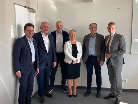 v.l.: Markus Steinbrenner (Aldi Süd), Matthias Zwingel (Rewe), Hans-Jürgen Honner (Edeka), Tanja Schwendtner, Dirk Backes (beide Aldi Süd) sowie HBE-Hauptgeschäftsführer Wolfgang Puff.