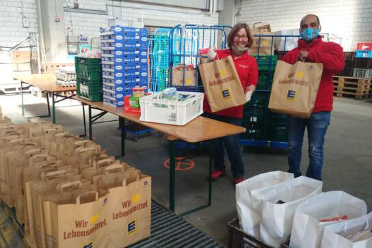 Fleißige Helferinnen und Helfer: Ehrenamtliche Mitglieder des Bayerischen Roten Kreuzes haben die Essensausgabe der Landsberger Tafel übernommen. Das Edeka Südbayern- Logistikzentrum stellt die Lebensmittel zur Verfügung.