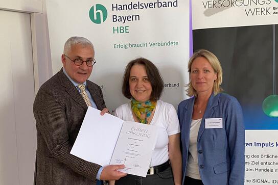 Auszeichnung: HBE-Präsident Ernst Läuger und HBE-Bezirksgeschäftsführerin Dr. Melanie Eykmann (r.) überreichen Gabriele Ellwanger (M.) die Silberne HBE-Ehrennadel.