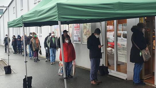 Warten vor dem Rewe-Markt in Weisendorf: HBE-Präsident Matthias Zwingel hatte eine Impfaktion in seinem Geschäft organisiert und der Andrang war groß.