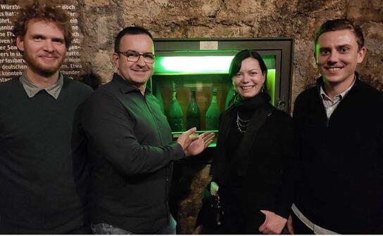 Bei der Weinprobe (v.l.): Projektleiter Max Trompeter (Smart and Public GmbH), André Hahn (Stadtbeauftragter für Innenstadt und Handel), Daniela Binder (HBE-Kreisvorsitzende und Inhaberin des Geschäftes Crystal) sowie Ole von Bachmann (Ebay).