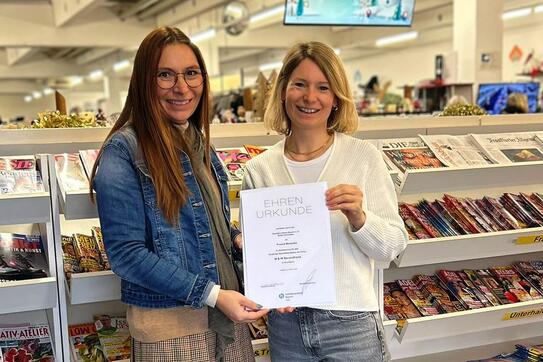 HBE-Referentin Julia Killer (r.) überreichte Geschäftsinhaberin Yvonne Marquardt (l.) die HBE-Ehrenurkunde.