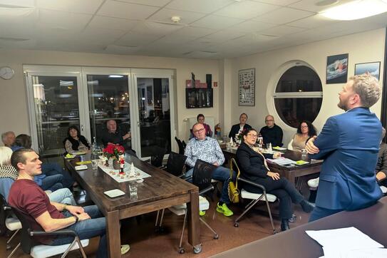 Das neue Bayerische Ladenschlussgesetz: HBE-Bezirksgeschäftsführer Andreas Schöffel (r.) beantwortet die zahlreichen Fragen.