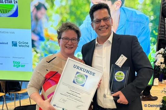 So sehen Sieger aus: Patrick Schneider (E-Center Schneider) und Marion Deinlein (Heimatentwicklerin für Oberfranken).