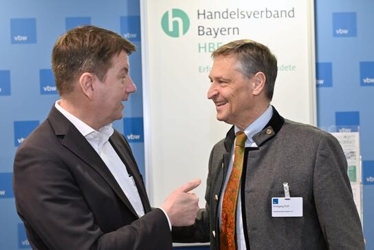 CSU-Parteitag in Nürnberg: HBE-Hauptgeschäftsführer Wolfgang Puff (r.) im Gespräch mit Finanzstaatssekretär Sandro Kirchner (l.).