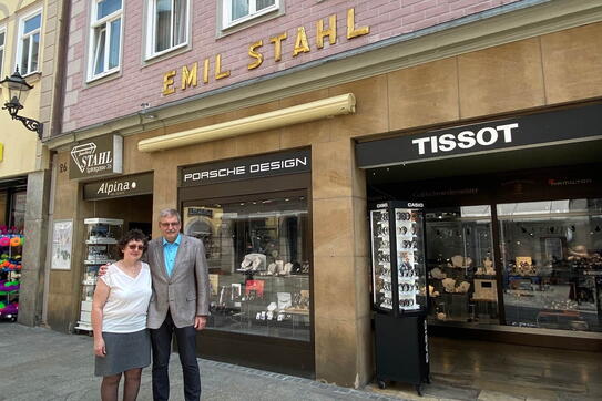 125 Jahre Juwelier Stahl: Uhrmachermeister und Inhaber Stefan Stahl mit seiner Frau Gabi vor dem Geschäft in der Coburger Spitalgasse.