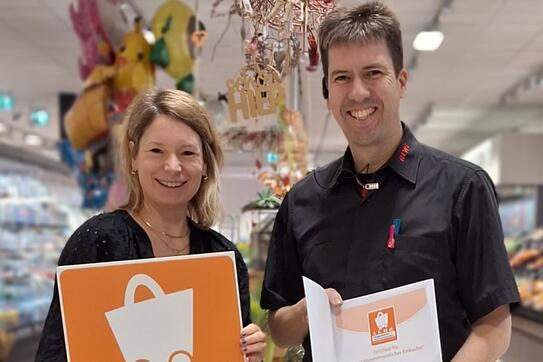 Auszeichnung für den Augsburger Rewe-Markt von Bernd Stummer: HBE-Referentin Julia Killer überreicht die Urkunde.