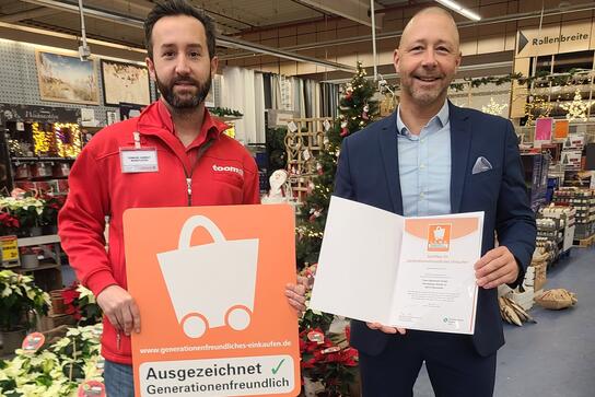 Auszeichnung für Toom: HBE-Bezirksgeschäftsführer Christian Spielvogel (r.) übergibt Temucin Samray vom Toom Baumarkt das Zertifikat.