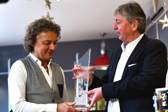 Mittelfränkisches Unternehmen des Jahres 2019: HBE- Bezirksgeschäftsführer Uwe H. Werner (r.) überreicht Harald Lehmeier den Preis.
