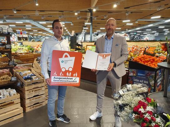 Philipp Heizmann (l.) erhält die Urkunde von Christian Spielvogel (stellv. HBE-Bezirksgeschäftsführer, r.)