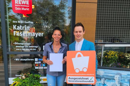 Rechtsanwalt Daniel Kühn (HBE-Bezirk Oberpfalz/Niederbayern, r.) übergibt die Urkunde an Katrin Robinson (l.).