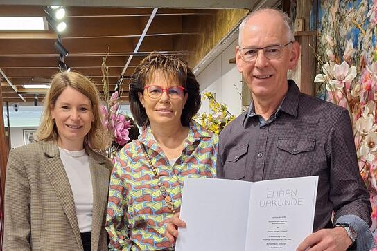 Referentin Julia Killer (l.) überreichte die HBE-Ehrenurkunde an Inhaber Jochen Scharpf (r.) und Ehefrau Waltraud (M.).