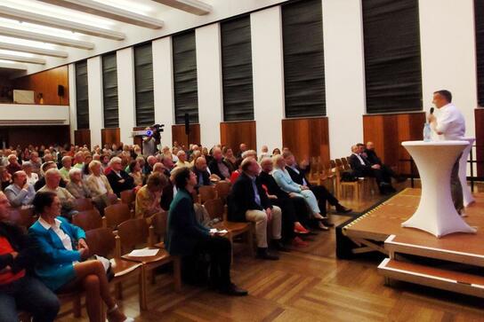HBE-Kreisvorsitzender Axel Schöll präsentierte auf der Info-Veranstaltung eine Alternative zum Abriss der maroden Maxbrücke in Schweinfurt.