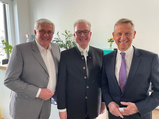 Politische Gespräche: HBE-Präsident Ernst Läuger (l.) und HBE-Hauptgeschäftsführer Wolfgang Puff (r.) begrüßen Florian Streibl (M.),Fraktionsvorsitzender der Freien Wähler im Landtag, als Gast bei der HBE-Präsidiumssitzung.