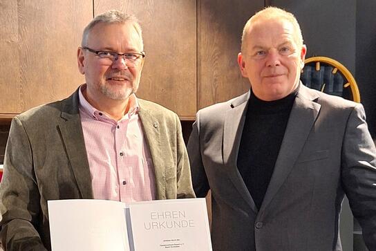 HBE-Bezirksgeschäftsführer Andreas Gärtner (r.) überreichte Geschäftsführer Thomas Spiekermann die Ehrenurkunde.