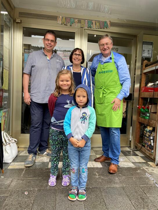 Geschäftsinhaber Wieland Beierkuhnlein (r. mit seinen Enkelkindern), HBE-Bezirksvorsitzende Sabine Köppel (M.) und Johannes Fehn (HBE-Kreisvorsitzender Kronach).