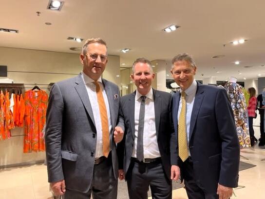 HBE-Hauptgeschäftsführer Wolfgang Puff (r.) gratuliert Christoph Huber (l.) und Johannes Huber (M.) zum Jubiläum.