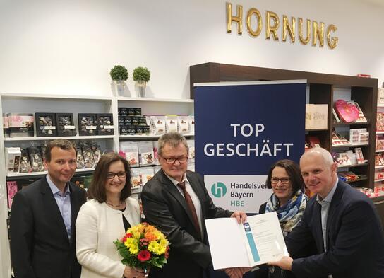 v.l.n.r.: Thomas Zink (Geschäftsführer Donaueinkaufszentrum), Marion Hornung-Schuck (Geschäftsinhaberin), HBE-Bezirksgeschäftsführer Josef Kellermann, Gertrud Maltz-Schwarzfischer (Bürgermeisterin), Thomas Schuck (Geschäftsinhaber).  