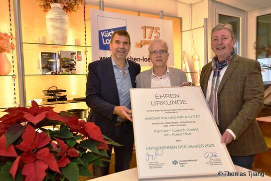 Übergabe der Ehrenurkunde für Küchen-Loesch (v.l.): Andreas Klier (Stellv. HBE-Bezirksvorsitzender), Geschäftsführer Klaus Harl und HBE-Bezirksgeschäftsführer Uwe H. Werner.