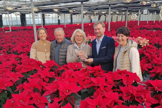 Unternehmen des Jahres 2025 in Mittelfranken: Gartenwelt Dauchenbeck. Die beiden Inhaberinnen Christina Dauchenbeck (l.) und Mirja Dauchenbeck-Barth (r.) mit ihren Eltern und Firmengründern Monika (M.) und Walter Dauchenbeck (2.v.l.). HBE-Bezirksgeschäftsführer Andreas Schöffel (2.v.r.) überreichte die HBE-Auszeichnung.