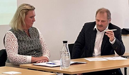 Auf dem Podium der Mittelstands-Union in Weilheim: Der HBE-Ortsvorsitzende Josef Wiedemann und Kerstin Schreyer, MdL und Vorsitzende des Wirtschaftsausschusses.