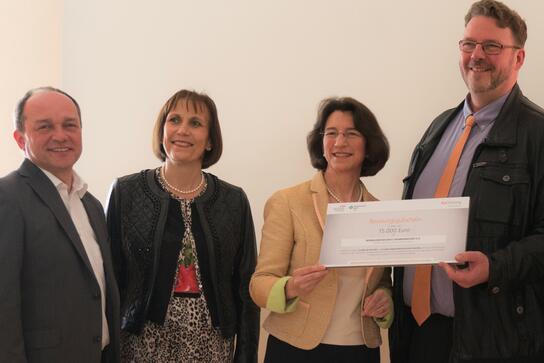 Scheckübergabe im Rathaus von Ebermannstadt (v.l.): Christian Schlee (1. Vorsitzender der Werbegemeinschaft), HBE-Bezirksgeschäftsführerin Sabine Köppel, Michaela Pichlbauer (Vorständin der Rid Stiftung) und Jörg Dettmer (2. Vorsitzender der Werbegemeinschaft.).