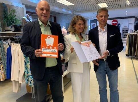 Auszeichnung (v.l.): Inhaber Franz Mayr mit Ehefrau Elke und HBE-Hauptgeschäftsführer Wolfgang Puff.