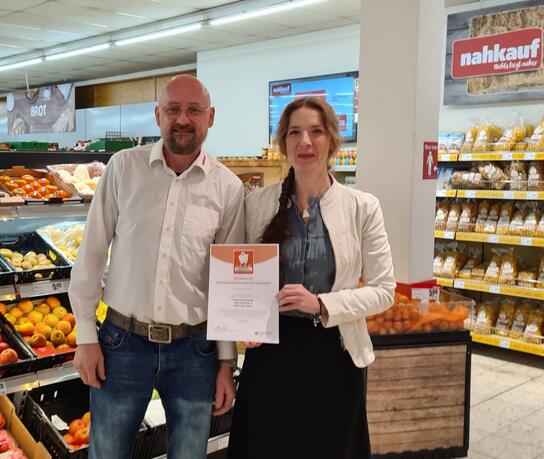 Auszeichnung für Nahkauf: Andrea Röver vom HBE-Bezirk Oberpfalz-Niederbayern übergibt Inhaber Christian Straubinger das Zertifikat.