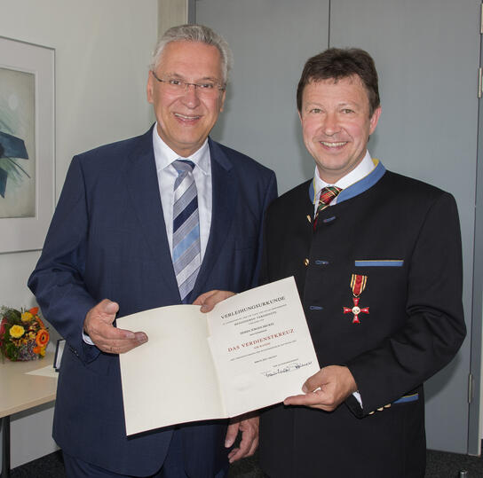 Der bayerische Innenminister Joachim Herrman (l.) und HBEKreisvorsitzender Jürgen Heckel.