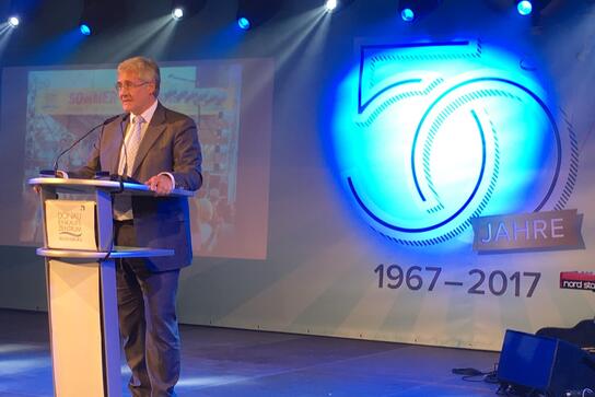 HBE-Präsident Ernst Läuger gratulierte dem Donau-Einkaufszentrum zum 50-jährigen Jubiläum.