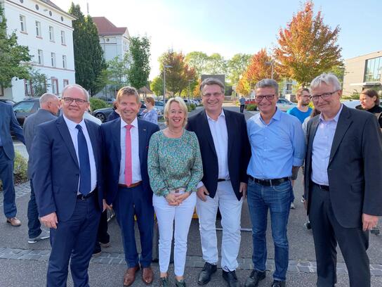 (v.l.): Regierungspräsident Eugen Ehmann, Karl-Heinz Burkhart (ehemaliger HBE-Vizepräsident), Martina Fehlner und Winfried Bausback (beide MdL) und Wissenschaftsstaatsminister Bernd Siebler.