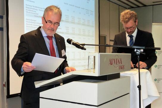 HBE-Bezirksvorsitzender Jürgen Oriold (l.) und HBE-Jurist Andreas Schmidt (r.) erläutern den Etat für 2019.