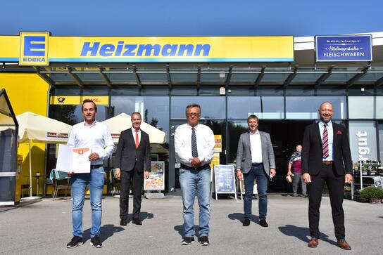 „Generationenfreundlichkeit ist ein Markenzeichen von Edeka Heizmann.“ – HBE-Referent Christian Spielvogel (r.) übergab die HBE- Auszeichnung an Inhaber Karl Heizmann (M.).