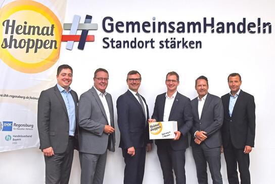 Gemeinsame Präsentation der Initiative Heimatshoppen (v.l.): Mirko Fröhlich (Regensburg Arcaden), HBE-Bezirksgeschäftsführer Günther Hölzl, Martin Kammerer und Matthias Segerer (beide IHK Regensburg), Ingo Saar (Faszination Altstadt e.V.) und Thomas Zink (Donau-Einkaufszentrum). Foto: Andrea Leopold