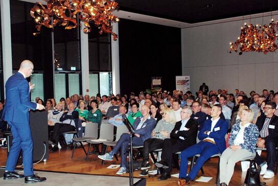 TV-Moderator Karsten Schwanke (l.) sorgte auf der HBE-Jahresversammlung mit seinem kurzweiligen Vortrag für einen unterhaltsamen Abend.